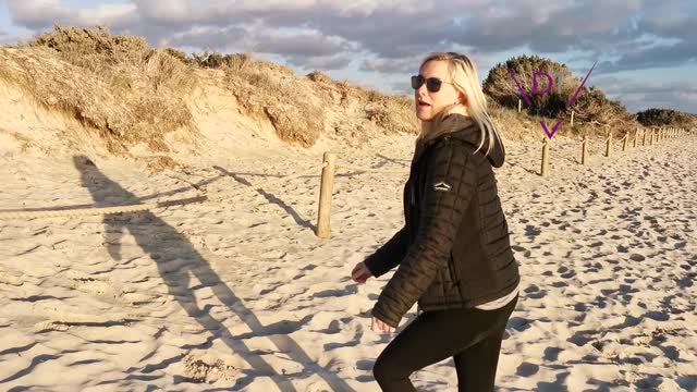 In der Öffentlichkeit am Strand gepinkelt