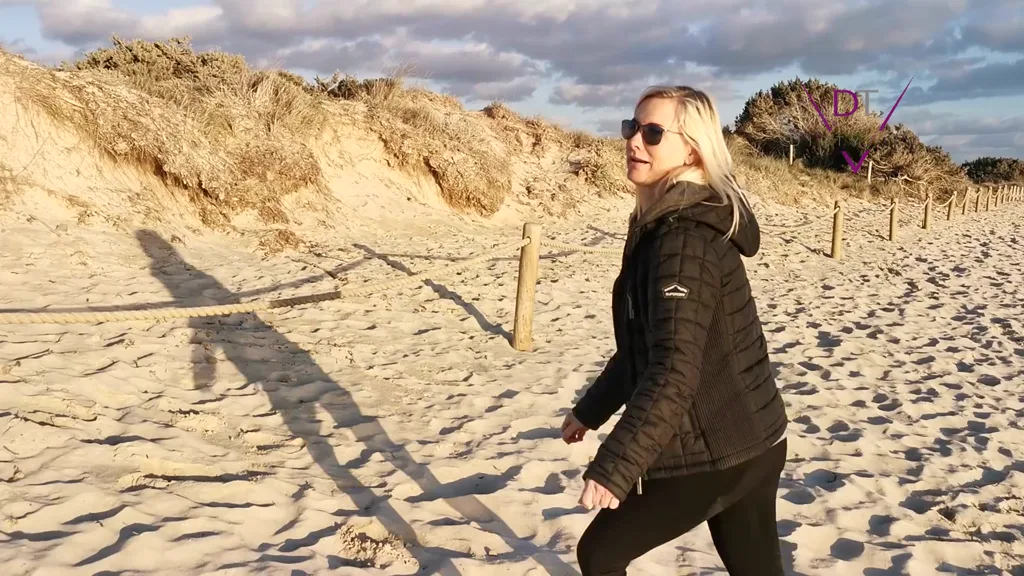 In der Öffentlichkeit am Strand gepinkelt